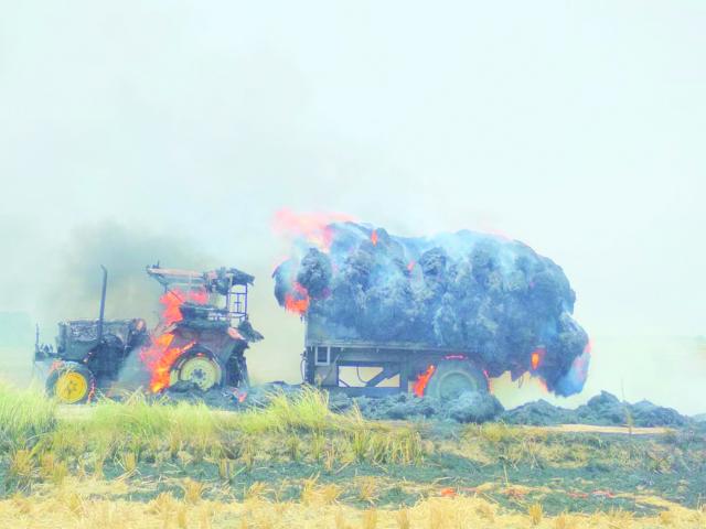 ಎಲ್ಎಲ್ಸಿ ಕಾಲುವೆಯಲ್ಲಿ ಟಿಪ್ಪರ್ ಲಾರಿ ಪಲ್ಟಿ